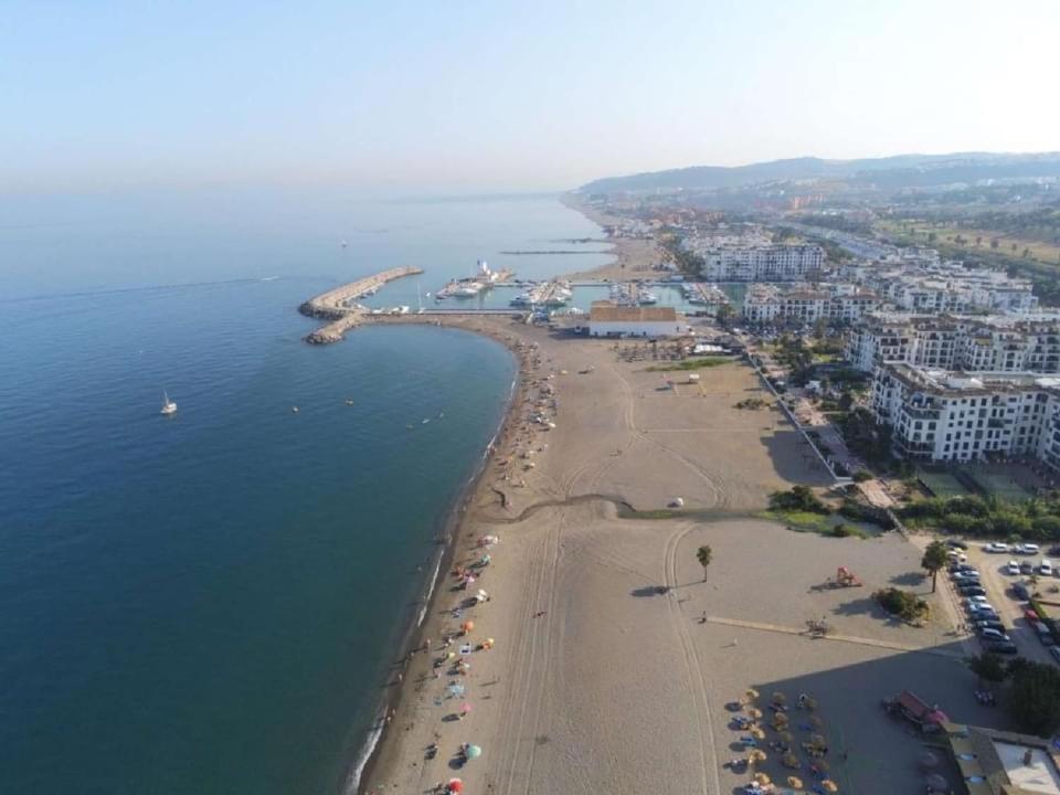 Personal y coqueto en primerísima línea de playa, en la Costa del Sol. Puerto De La Duquesa Castillo de Sabinillas Exterior foto