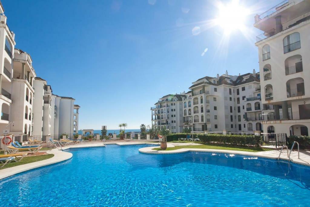 Personal y coqueto en primerísima línea de playa, en la Costa del Sol. Puerto De La Duquesa Castillo de Sabinillas Exterior foto